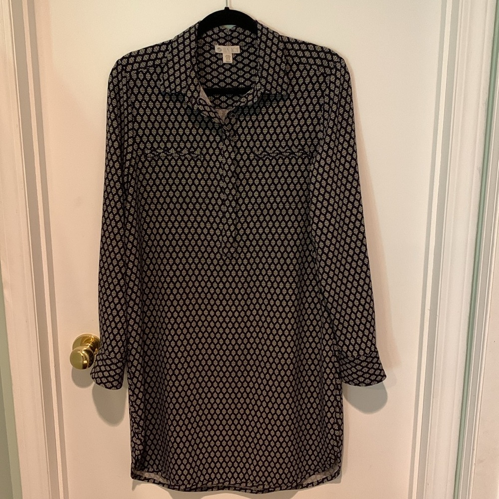 Classic Lila Rose navy/yel/wht tunic with button up sleeves. Sz M. EUC.